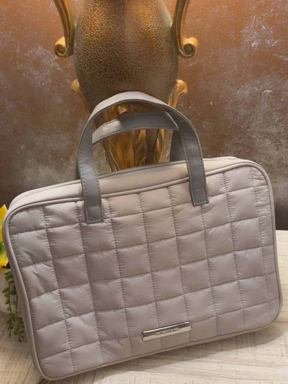 Like New ~ Tartan & Twine Quilted Makeup Travel Bag in Light Gray
